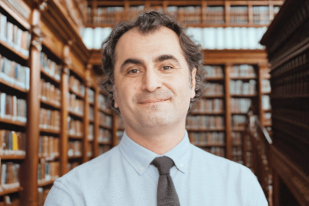 Photo of Azat Gündoğan in a library